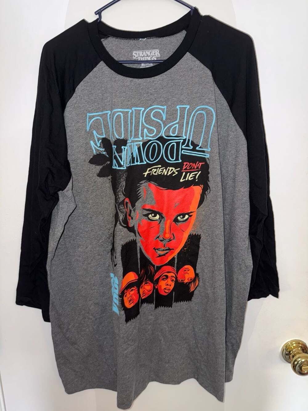 Stranger Things LootWear Exclusive Raglan Shirt 2XL